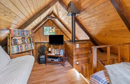 Paradise Estates House | Rainier Vintage Retreat With Hot Tub-Fireplace-WiFi