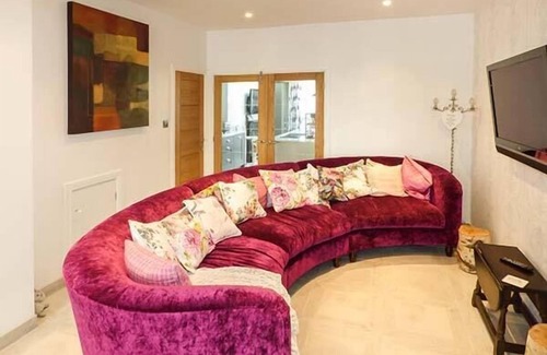 Trafford Cottage | RAINTON COTTAGE, family friendly in Hale Near Altrincham