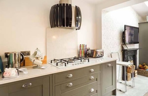 Trafford Cottage | RAINTON COTTAGE, family friendly in Hale Near Altrincham
