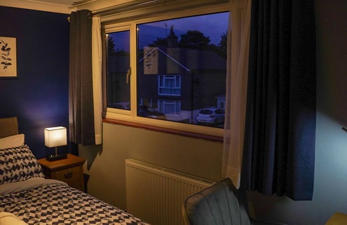 Ashford House | Raku House Ashford 5 Beds - Sleep 8 - Free parking