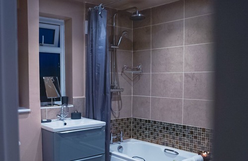 Ashford House | Raku House Ashford 5 Beds - Sleep 8 - Free parking