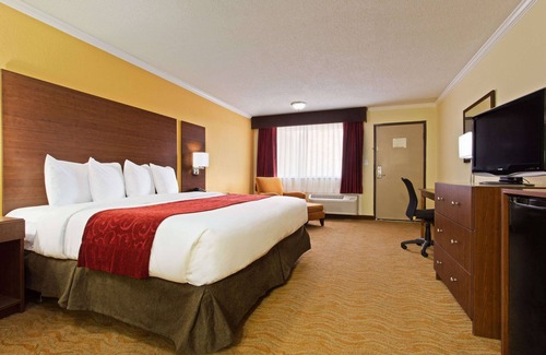 Carver City - Lincoln Gardens Hotel | Ramada by Wyndham Tampa Westshore Airport South