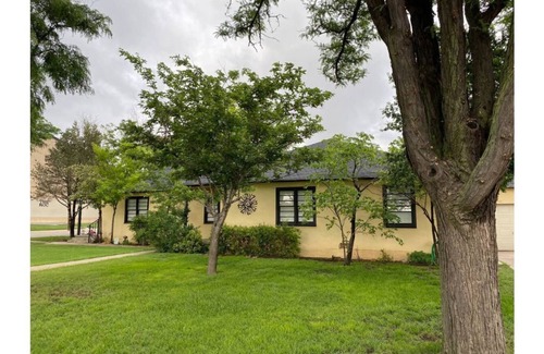 Amarillo House | Rambler *pet friendly* garage private deck