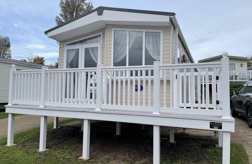 Hamworthy House | Rambling Rose caravan with sea view on Rockley Park