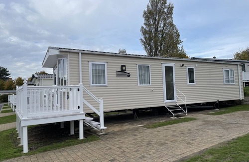 Hamworthy House | Rambling Rose caravan with sea view on Rockley Park