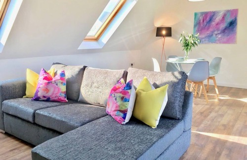 Cowley Apartment | Rana Ct 4 (Lewis Suite) | 1 Bed 1st Floor Apt.