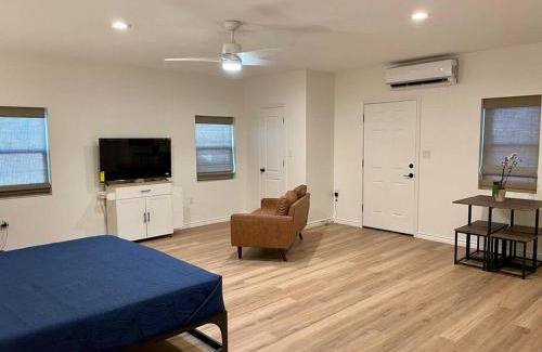 Buchanan Dam House | Ranchette Apartment- beach access small lake view
