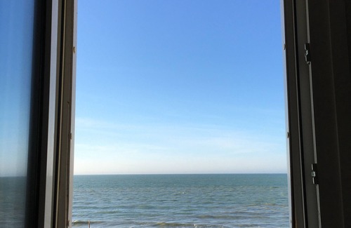 Bernieres-sur-Mer Apartment | RARE! Beautiful and spacious architect's'apartment with the sea at your feet