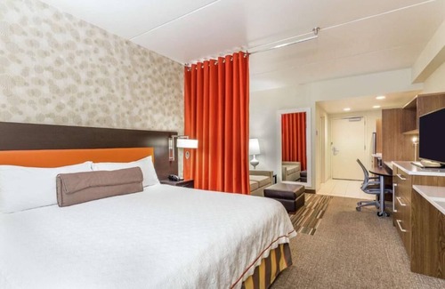 Newtonville Hotel | Rare Find! 3 Convenient Units! Kitchen, Pool, Free Breakfast and Parking!