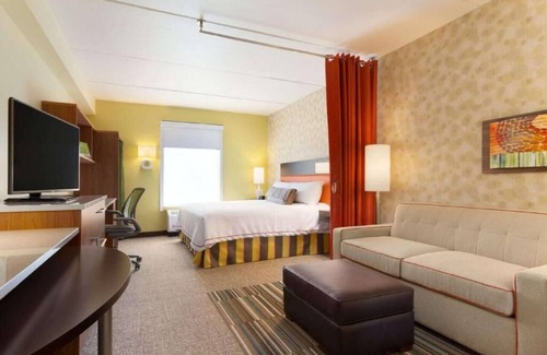 Newtonville Hotel | Rare Find! 3 Convenient Units! Kitchen, Pool, Free Breakfast and Parking!