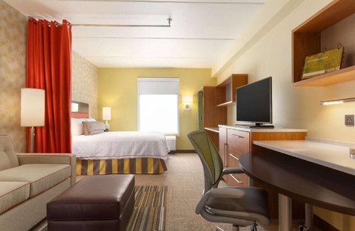 Newtonville Hotel | Rare Find! 3 Convenient Units! Kitchen, Pool, Free Breakfast and Parking!