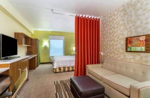 Newtonville Hotel | Rare Find! 3 Convenient Units! Kitchen, Pool, Free Breakfast and Parking!