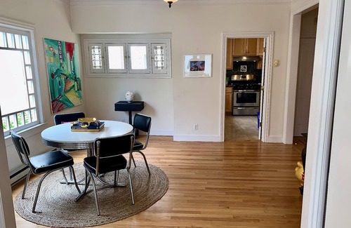 Nob Hill Condo | Rare, gorgeous third floor apartment in mint condition atop Sacramento Street on Nob Hill (parking!)