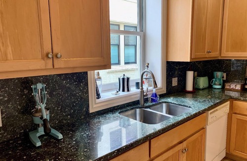 Nob Hill Condo | Rare, gorgeous third floor apartment in mint condition atop Sacramento Street on Nob Hill (parking!)