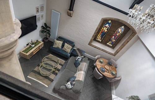Crosby Apartment | Rare Historic Church | Stained Glass | Parking