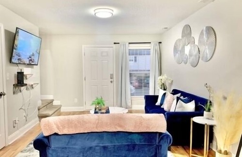 Plaza Midwood House | Rare Townhome with Queen Beds in Plaza Midwood-10 min drive uptown