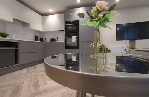 West Barnes Apartment | Raynes Park apartment x2 bathroom* wifi* garden*