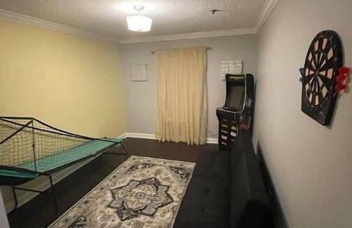 Valdosta Condo | RE Stylish Condo By Mall Area
