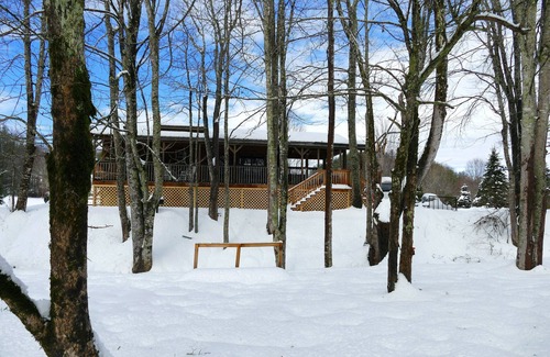 Linville Cabin | Real Logs-1BR, sleeping loft & futon-sleeps 6. Riverside w/Hot Tub