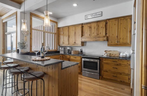 Big White Ski Resort House | Real Ski-In-Out within 5 minutes from the village and great views