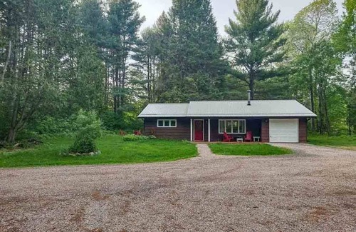 Nipissing Cottage | Realm of the River - 2BR Waterfront Cottage w/Kayaks, BBQ, Firepit, Wi-Fi
