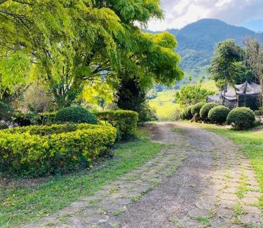 Goncalves Ski Chalet | RECANTO FLORES DA MONTANHA- via fácil ASFALTO, VISTA das Montanhas