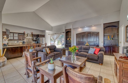 Tarcoles Villa | Reconnect with Nature! Private Pool, BBQ. Sleeps10