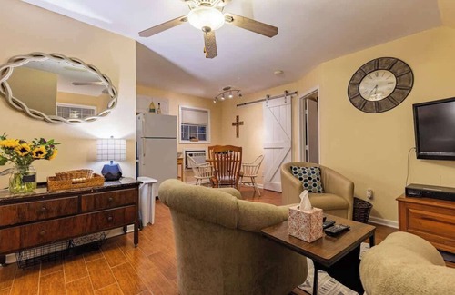 Kingsland Cabin | Red Bird Cabin Studio Retreat