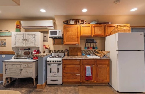 Kingsland Cabin | Red Bird Cabin Studio Retreat