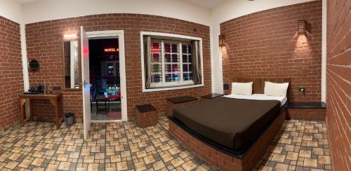 Stuart Hill Hotel | Red Bricks Inn