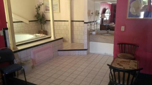 Norwalk Hotel | Red Carpet Inn Norwalk