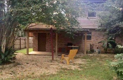 North Northwest Pensacola House | Red Door Bungalow-15 minutes to BEACH + Pet-Friendly!