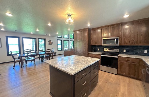 Annandale House | Red Door Retreat on Lake Sylvia