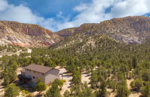 Orderville House | Red Hollow Ranch- Pet Friendly, Walking distance to Slot Canyon, Private