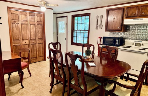 Sassafras House | Red Oak- Charming 3-bedroom Cottage with AC, WiFi in quaint Sassafras/Red Oak.