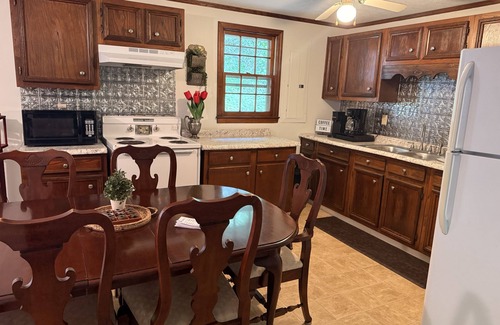 Sassafras House | Red Oak- Charming 3-bedroom Cottage with AC, WiFi in quaint Sassafras/Red Oak.