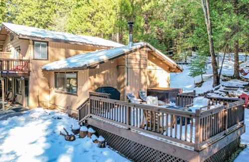 Sugar Pine Cabin | Red Rock Falls Cabin Yosemite 8mi Game Room HotTub