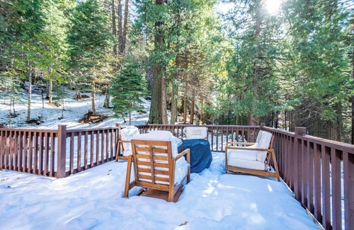 Sugar Pine Cabin | Red Rock Falls Cabin Yosemite 8mi Game Room HotTub