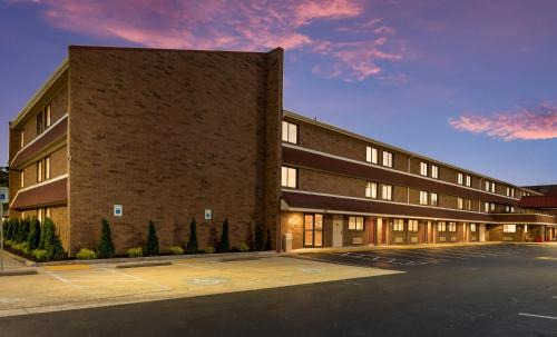 Crosswoods Hotel | Red Roof Inn PLUS+ Columbus - Worthington