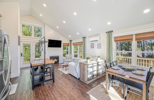 Bumpass Cottage | Red Roof Retreat at Lake Anna, Waterfront w/kayaks, fire pit, grill & large deck