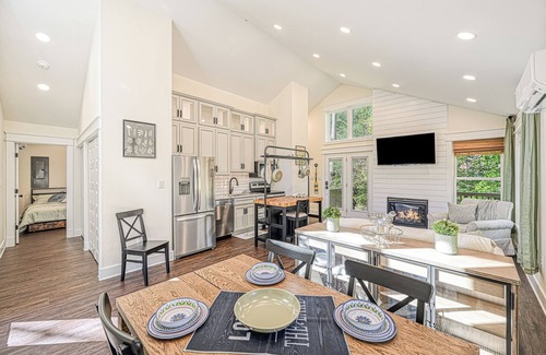 Bumpass Cottage | Red Roof Retreat at Lake Anna, Waterfront w/kayaks, fire pit, grill & large deck