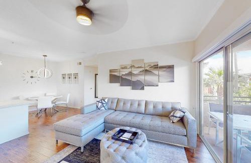 Camelback East Apartment | Red Rox