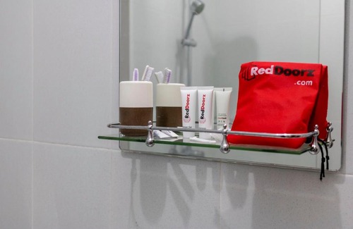 Medan Hotel | RedDoorz near Institut Kesehatan Helvetia