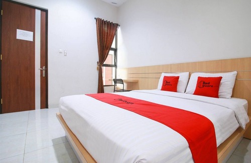 Purwokerto Hotel | RedDoorz Syariah near Universitas Jenderal Soedirman
