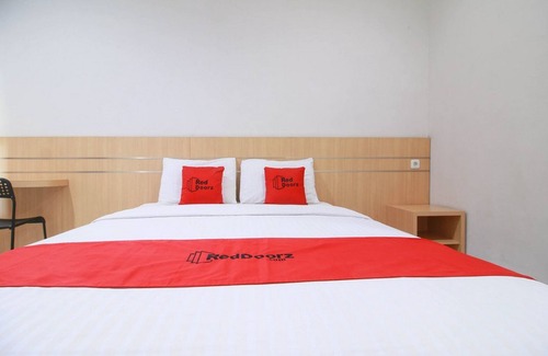 Purwokerto Hotel | RedDoorz Syariah near Universitas Jenderal Soedirman