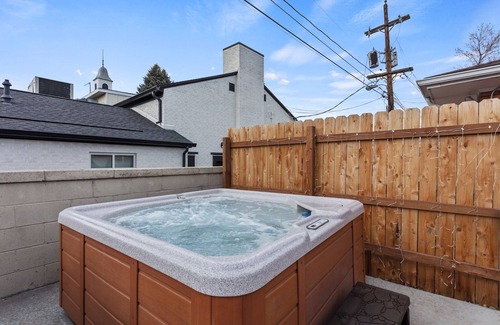West Highland House | RedRocks Cozy Unit HotTub Arcade DancePole
