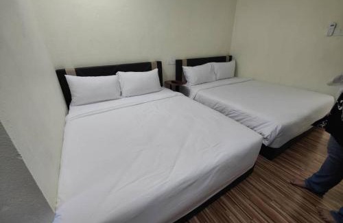 Kampung Penarik Hotel | Reds Roomstay Pantai Penarik 1