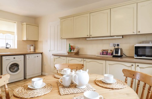Covington Cottage | REDWOOD COTTAGE, family friendly, with a garden in Kimbolton
