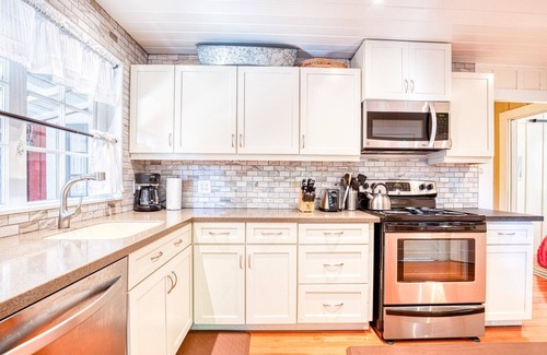 Guerneville Cabin | RedwoodRetreat: Dazzling & Joyful Redwood Cabin! Walk to River! WIFI/AC/HtTb