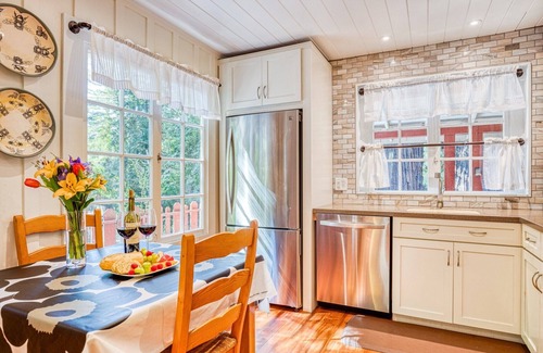 Guerneville Cabin | RedwoodRetreat~Vibrant & Beautiful Redwood Cabin! Walk to River! WIFI/AC/HtTb